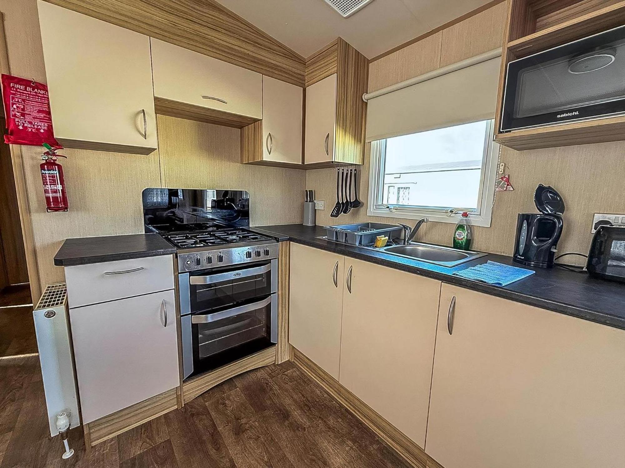 Great 8 Berth Caravan In Norfolk Near To Great Yarmouth Ref 20178Bs Hopton on Sea Exterior photo